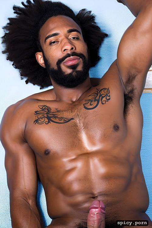 hombre afroamericano, musculoso, pene grande erecto 30cm desnudo dotado brazos tatuados abdomen marcado barba cerrada cabello corto pene grande erecto 30k